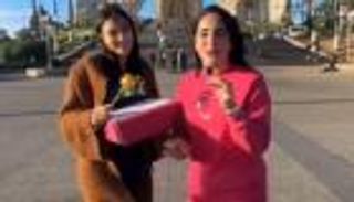 مؤثرة جزائرية تثير جدلا بتوزيع المال على النساء في الشارع.. ما القصة؟