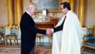 «البرنوس» التقليدي الجزائري يظهر في قصر باكنغهام الملكي.. ما السبب؟