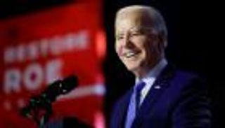 «شاب وحيوي ووسيم».. بايدن يسخر من نفسه في إعلان بـ30 مليون دولار