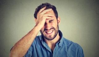 شخص يعاني من الصداع