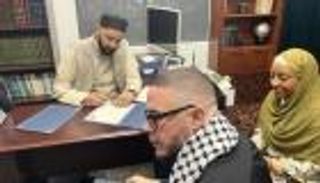 شون كينغ وزوجته يعتنقان الإسلام أول أيام رمضان (فيديو)