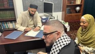 شون كينغ وزوجته لحظة اعتناق الإسلام