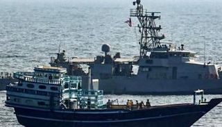 مدمرة أمريكية مع مركب صيد- أرشيفية