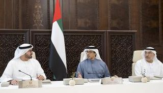 الشيخ منصور بن زايد آل نهيان خلال اجتماع المجلس الوزاري للتنمية
