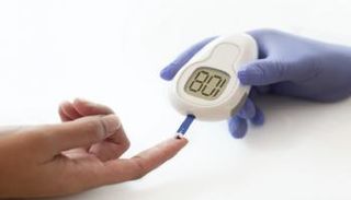 شخص يقيس نسبة السكر في الدم