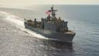 بطائرات وبوارج.. ضربات أمريكية لقاعدة الحوثي الجوية بالحديدة