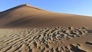 نظرية موحدة لتفسير تموجات الكثبان الرملية بالأرض والمريخ