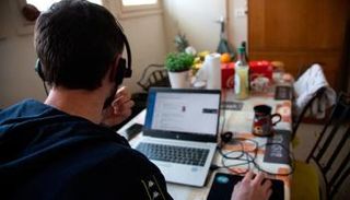 العمل من المنزل يظل أمل الموظفين في دول عدة