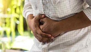 شخص يعاني من عسر الهضم