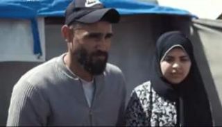 العروسان لحظة استلامهما الخيمة