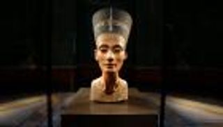 مصر تعرض رأسا غير مكتملة للملكة نفرتيتي (صورة)