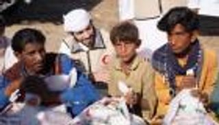 الهلال الأحمر الإماراتي ينفذ برنامجا رمضانيا في باكستان (صور)