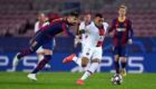 باريس سان جيرمان وبرشلونة.. 10 لاعبين في دائرة الخطر