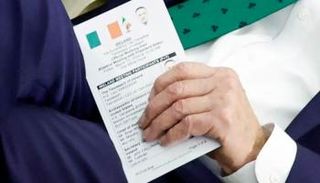 بطاقة المعلومات بأيدي بايدن