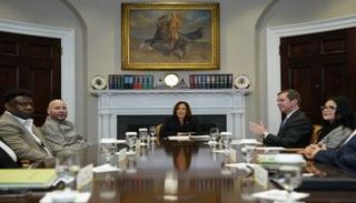 هاريس خلال اجتماع لمناقشة أزمة الماريغوانا مع مغني الراب فات جو 