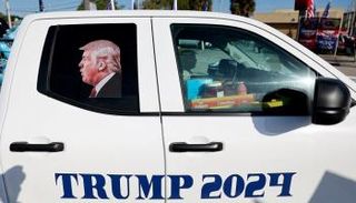 ملصق دعائي لترامب على نافذة شاحنة صغيرة