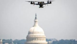 طائرة مسيرة فوق مبنى الكابيتول