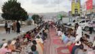 أجواء استثنائية.. أطول سفرة رمضانية في اليمن بدعم إماراتي (صور)
