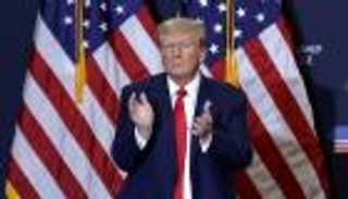 «أعظم بائع في التاريخ».. ترامب يطلق «رصاص» السخرية على زيلينسكي