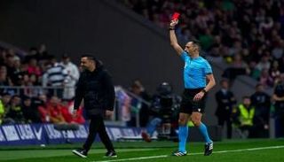 طرد تشافي في مباراة أتلتيكو مدريد وبرشلونة