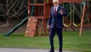 «يمشي في الهواء».. جدل بسبب حذاء بايدن الجديد