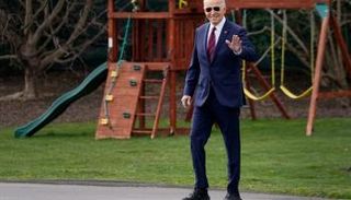 بايدن يرتدي الحذاء الرياضي