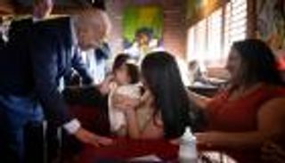 بايدن يستميل «الهسبان» لتقليص الفارق بولايات متأرجحة