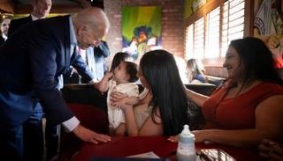 الرئيس الأمريكي جو بايدن في لقاء انتخابي مع ناخبات لاتينيات