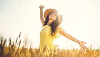 فتاة تقضي وقتا سعيدا