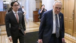 تشاك شومر يغادر مبنى الكابيتول في واشنطن 