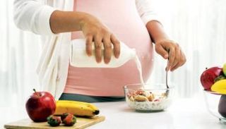 حامل تعد طعاما صحيا - تعبيرية