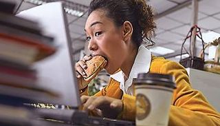 تناول الطعام خلال العمل