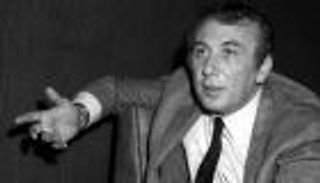 نزار قباني.. نبيّ الشعر وصوت الحب والحرية (بروفايل)