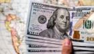 سعر الدولار‭ ‬يقفز  مستفيدا من قرارات الفائدة في أمريكا واليابان وسويسرا 