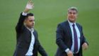 رغم الضغط.. رئيس برشلونة يفتح باب البقاء أمام تشافي