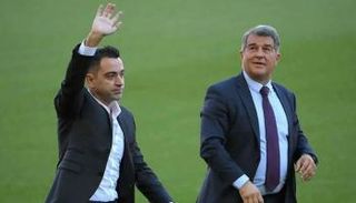 خوان لابورتا رئيس برشلونة والمدرب تشافي