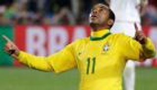 وجوه مألوفة.. نجوم الكرة البرازيلية من الملاعب إلى السجون (صور)