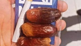 صورة التمور والسيجارة المتداولة