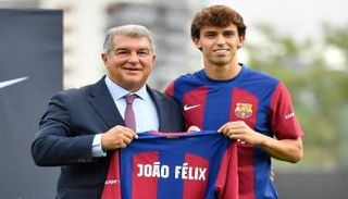 خوان لابورتا رئيس برشلونة مع جواو فيليكس