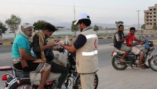 الهلال الأحمر الإماراتي يوزع المير الرمضاني في حضرموت