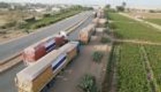 قوافل الخير الإماراتية تغيث المحتاجين وتنثر البهجة باليمن في رمضان (صور)