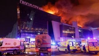 جنود من قوات العمليات الخاصة يسيرون نحو قاعة الحفلات حيث الهجوم