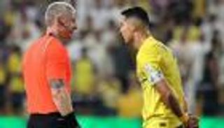 قميص كريستيانو رونالدو يكسر هيبة أقوى حكم في العالم