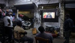 سنغاليون يستمعون لخطاب الرئيس ماكي سال