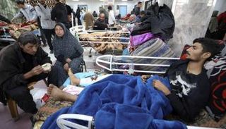 مرضى فلسطينيون في مستشفى الشفاء بغزة - رويترز