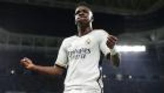 هزم ليفاندوفسكي.. فينيسيوس يتوج تألقه مع ريال مدريد بجائزة الليغا