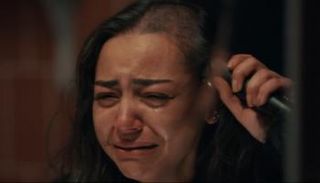 إلهام صفي الدين تحلق شعرها في المسلسل