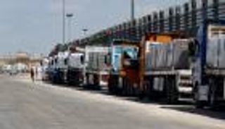 «شاحنات الحياة».. رحلة الأمل والمعاناة من العريش إلى غزة