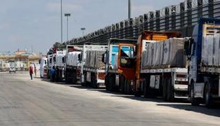 شاحنات المساعدات تصطف عند الجانب المصري من معبر رفح - رويترز