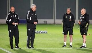 بيتكوفيتش وبعض مساعديه في منتخب الجزائر